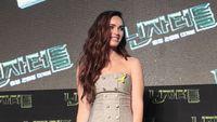 Foto: Gaya Memesona si Seksi Megan Fox dengan Rok Pendek