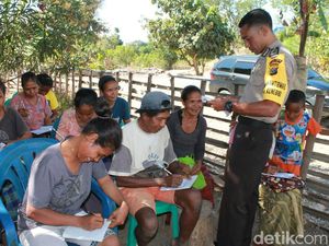 Polisi Ini Jadi Guru Warga Buta Aksara di Perbatasan Timor Leste