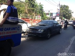 Korsleting, Mercy SL 500 Terbakar di Traffic Light Mayjen Sungkono