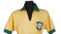 Jersey member timnas Brasil saat juara Piala Dunia 1960, Marco Antonio, juga dihargai tinggi. Kaos kandang Selecao itu dibanderol 4.500 poundsterling atau Rp 77,2 juta. (Foto: e-Bay)
