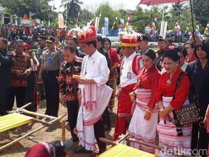 Datang ke Sumba, Jokowi Kepincut Kuda Sandelwood dan Tenun Ikat