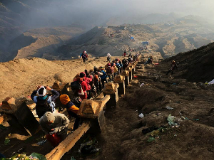 Ribuan Wisatawan Ikut Meriahkan Ritual Yadnya Kasada 2017 di Bromo