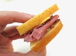 Di Resto Ini Roti Diganti dengan Cake untuk Mengapit Lembaran Daging