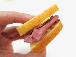 Di Resto Ini Roti Diganti dengan Cake untuk Mengapit Lembaran Daging