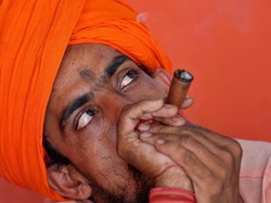 Kuil Bullet Baba di India Puja Dewa Motor Royal Enfield