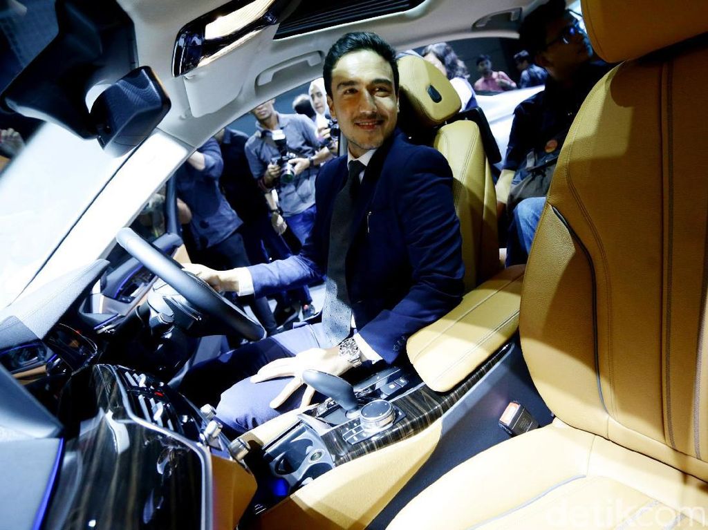 Hamish Daud Lagi Keranjingan Mobil Sedan Hamish Daud Lagi Keranjingan Mobil Sedan
