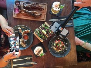Resto Ini Bantu Memotret Makanan untuk Foto Instagram Resto Ini Bantu Memotret Makanan untuk Foto Instagram