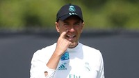 Pelatih Zinedine Zidane memberikan instruksi latihan kepada para pemainnya. Ia pakai topi agar terlindung dari teriknya sinar matahari. (Foto: REUTERS/Lucy Nicholson)