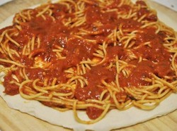 Spaghetti Kalengan hingga Mac N Cheese, Deretan Topping Pizza Kontroversial