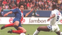 Rai Souza Oliveira atau lebih dikenal Rai adalah pemain yang mengawali rezim Brasil di Paris St-Germain. Pesepakbola top Brasil itu bermain sedari 1993 hingga 1998 dengan torehan trofi Liga Prancis, Piala Winners, Piala Prancis, dan Piala Liga Prancis (Foto: Gerard JULIE/AFP/Getty Images)