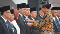 Selain Gibran-Bobby, Ini Daftar Penerima Satyalancana dari Jokowi