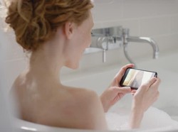 Pakai Ponsel Ketika di Bathtub, Gadis 14 Tahun Meregang Nyawa