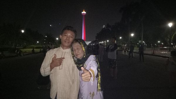 Foto: ABG Slamet dan Nenek Rohaya Bulan Madu di Monas
