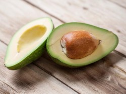 Buah Alpukat Masih Keras? Matangkan dengan 4 Cara Ini!