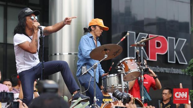 Aksi panggung Slank saat mentas di KPK, beberapa waktu lalu.