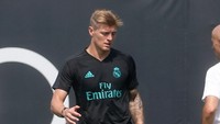 Ada pula pemain tengah Toni Kroos. Selain para pemain tim inti, aktivitas tur pramusim Madrid juga diikuti delapan pemain junior. (Foto: REUTERS/Lucy Nicholson)
