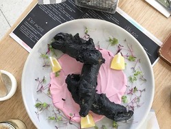 Warnanya Hitam Legam Persis Batu, Terbuat Dari Apa Fish and Chips Ini?