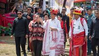 Foto: Asyiknya Jokowi Berkain Tenun di Parade 1.001 Kuda Sumba