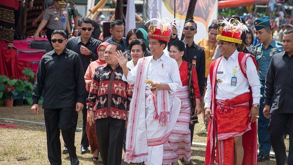 Foto: Asyiknya Jokowi Berkain Tenun di Parade 1.001 Kuda Sumba