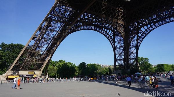 Foto: Leyeh-leyeh di Kaki Eiffel