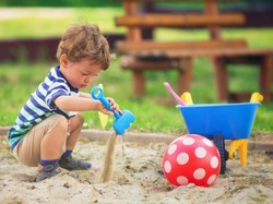 Perhatikan Hal Ini Yuk, Bun, Agar si Kecil Aman Main di Playground