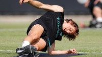 Pemain tengah Madrid Luka Modric juga memeras keringat dalam latihan itu agar bisa siap sepenuhnya menghadapi musim baru. (Foto: REUTERS/Lucy Nicholson)