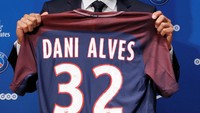 Dani Alves bergabung dengan PSG musim ini usai memutuskan kontraknya di Juventus. Meski usianya sudah menginjak 34 tahun, bek sayap asal Brasil itu sudah menyumbang empat gol dan 8 assist bagi PSG musim ini. (Foto: REUTERS/Gonzalo Fuentes)