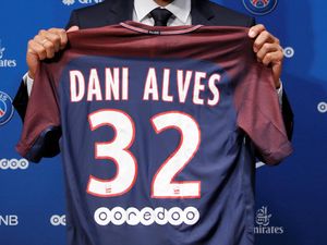 Alves Pilih Rp 4,2 M dari PSG Ketimbang Rp 1,9 M-nya City