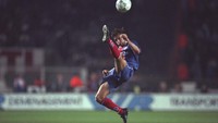 Meski cuma bermain semusim sedari 1997 hingga 1998, Leonardo tetap mendapat tempat spesial di hati pendukung Paris St-Germain. Bahkan Leonardo juga diangkat sebagai direktur olahraga klub itu pada 2011 lalu (Foto: AFP)