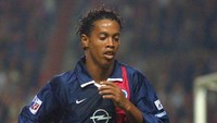 Sebelum menjulang bersama Barcelona, Ronaldinho mulai memesona daratan Eropa bersama PSG pada 2001–2003. PSG merupakan klub Eropa pertamanya setelah hijrah dari Gremio. (Foto: JACQUES DEMARTHON/AFP)