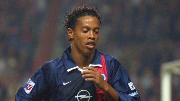 Paris, FRANCE: l'attaquant brEIEsilien du PSG, Ronaldinho se dirige vers le point de corner, le 27 octobre 2001 au Parc des Princes aE? Paris, lors de la rencontre Paris Saint-Germain/Bastia comptant pour la 12e journEIEe du championnat de France de football de 1ere division.                 AFP PHOTO/Jacques Demarthon (Photo credit should read JACQUES DEMARTHON/AFP/Getty Images)