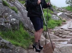Sulit Dipercaya! Pria Ini Daki Gunung Pakai High Heels