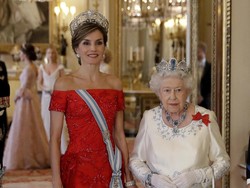 Foto: Ratu Letizia dari Spanyol Anggun Bergaun Merah Temui Ratu Inggris