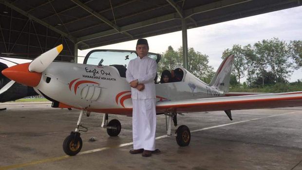Gubernur Aceh Irwandi Yusuf punya pesawat pribadi jenis Shark Aero dan jago menerbangkannya.