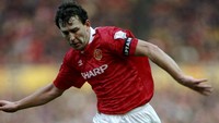 Bryan Robson menjadi kapten MU sejak 1982, tapi pada 1992-1994 peran tersebut dia bagi dengan Steve Bruce. Sampai sekarang jadi kapten MU terlama.  Foto: Shaun Botterill /Allsport
