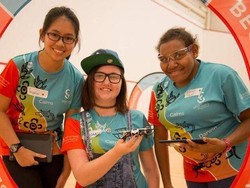 Anak-anak Perempuan Isi Liburan dengan Belajar Menerbangkan Drone