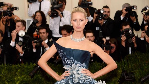 Foto: Cantiknya Karolina Kurkova Tampil Seksi Dibalut Gaun Malam