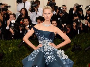 Foto: Cantiknya Karolina Kurkova Tampil Seksi Dibalut Gaun Malam