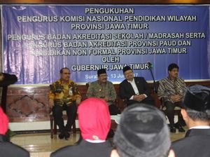 Kukuhkan Komnas Pendidikan, Soekarwo Singgung Fullday School Kukuhkan Komnas Pendidikan, Soekarwo Singgung Fullday School