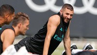 Karim Benzema, pemain depan Madrid, tampak menikmati sesi latihan. Ia pun menebar senyuman. (Foto: REUTERS/Lucy Nicholson)