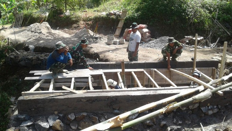 Komando! TNI Garut Bangun Jembatan yang Rusak Diterjang Banjir