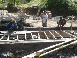 Komando! TNI Garut Bangun Jembatan yang Rusak Diterjang Banjir