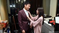 Segera Nikah, Stella Cornelia Belajar Pasang Dasi Fendy Chow