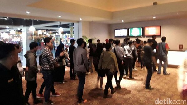 Wooah.. Antrean Penonton Filosofi Kopi: Ben dan Jody