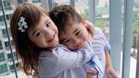 Cute Abis! Kompaknya Zoe dan Zac, si Kembar Anak Jonathan Frizzy