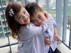 Cute Abis! Kompaknya Zoe dan Zac, si Kembar Anak Jonathan Frizzy