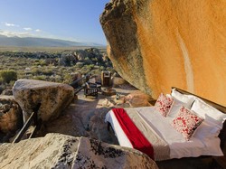 Menginap Mewah Namun Liar Ala Kartun Flintstones di Afrika