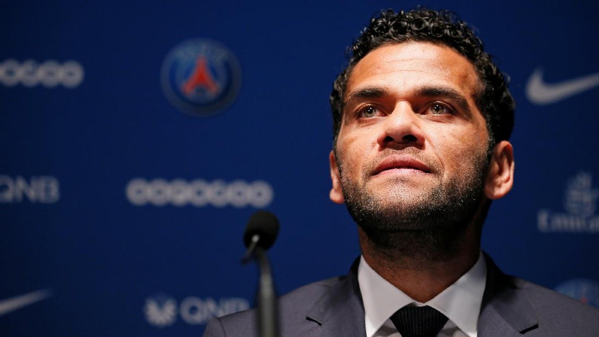 Dani Alves bantah memengaruhi Neymar agar gabung PSG (Foto: REUTERS/Gonzalo Fuentes)