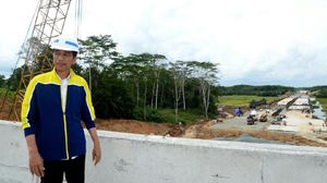 Jokowi Blusukan ke Tol Pertama di Kalimantan