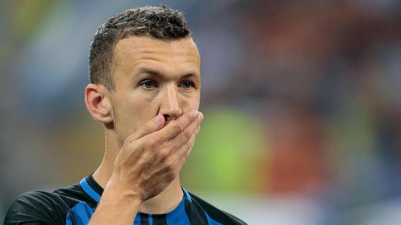 Sedang Foto Tim, Perisic Kok Jaga Jarak? Sedang Foto Tim, Perisic Kok Jaga Jarak?